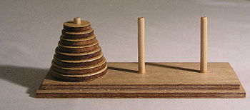 Модель Ханойской башни с восемью дисками